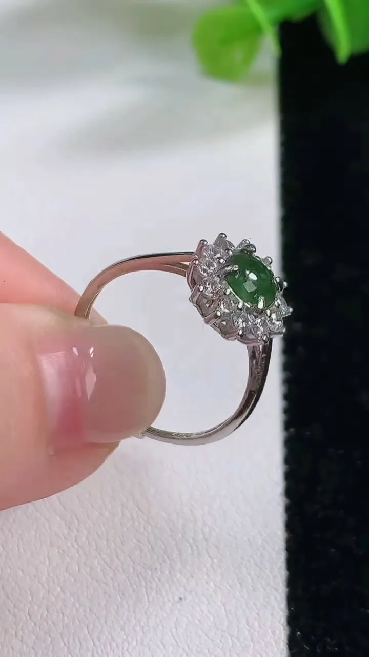 天然A货翡翠蛋面戒指，尺寸5.3，重:1.82g2025年12月4日
工厂直销收藏佳品,种好水足，色泽均匀，有种有色，上手高大气！