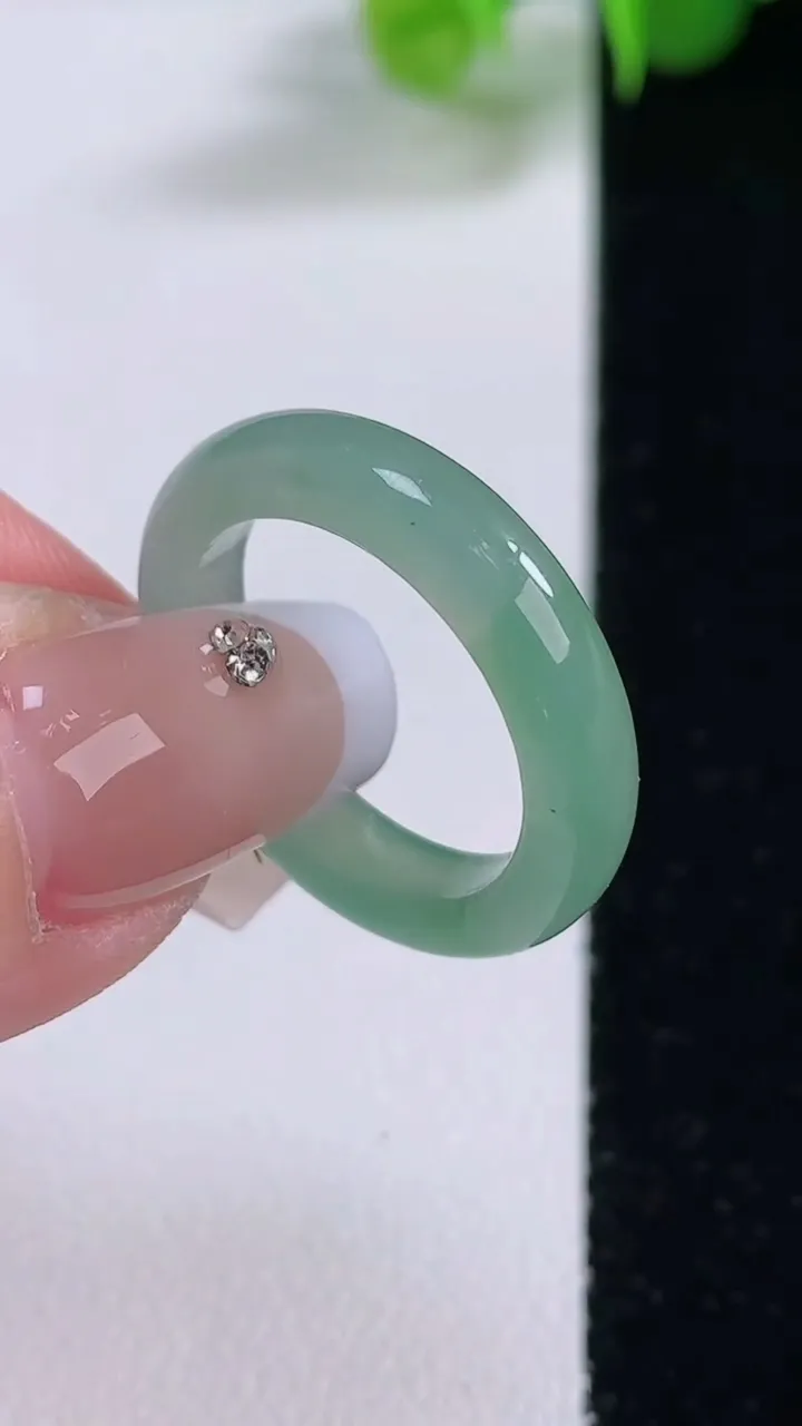 天然A货翡翠指环 戒指，尺寸17.8-4.2-2.9，重量:3.02g2025年12月4日
工厂直销