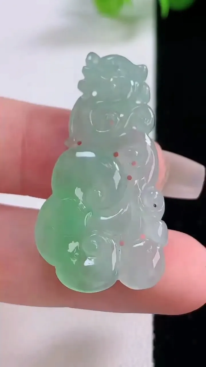 天然A货翡翠如意吊坠，尺寸37-19.3-3.5，重量:4.54g
12月4日