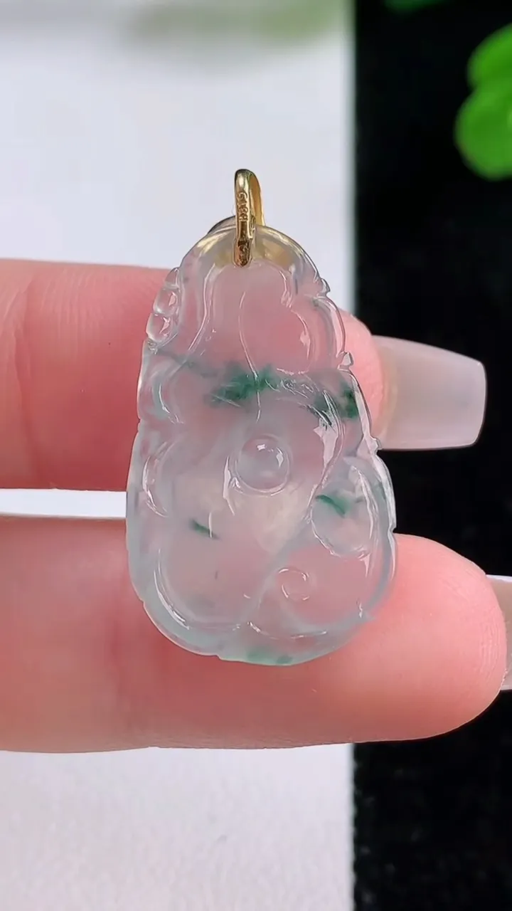 天然A货翡翠种飘花和和美美 荷叶鱼吊坠，尺寸27.6-16.5-3.6，重量:2.67g
12月4日