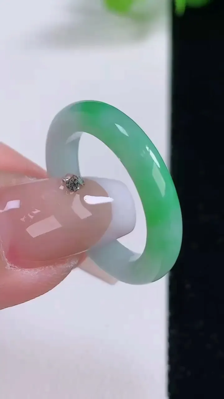 天然A货翡翠指环 戒指，尺寸17.8-3.7-2.9，重量:2.92g2025年12月4日
工厂直销