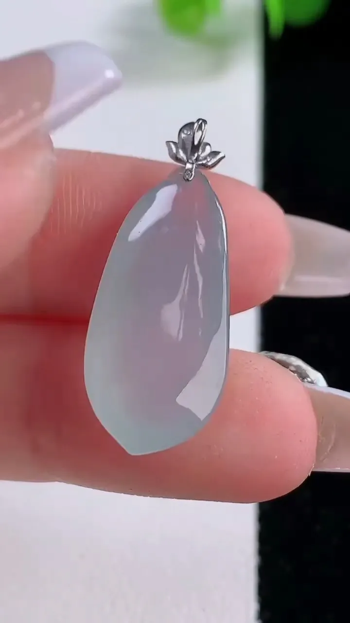 天然A货翡翠种白冰福瓜吊坠，尺寸25-11.6-7.1，重量:3.46g
12月4日