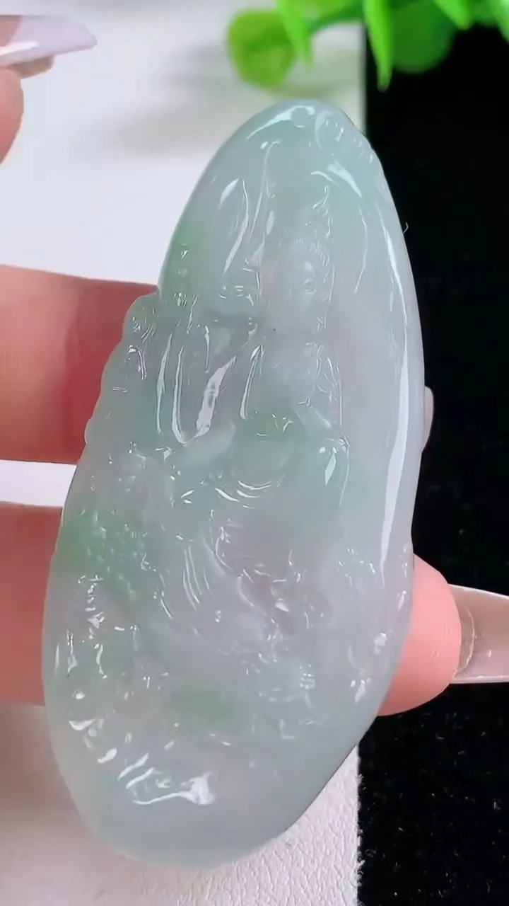 天然A货翡翠御龙观音菩萨吊坠，尺寸60-27.2-4.8，重量:15.84g
12月4日