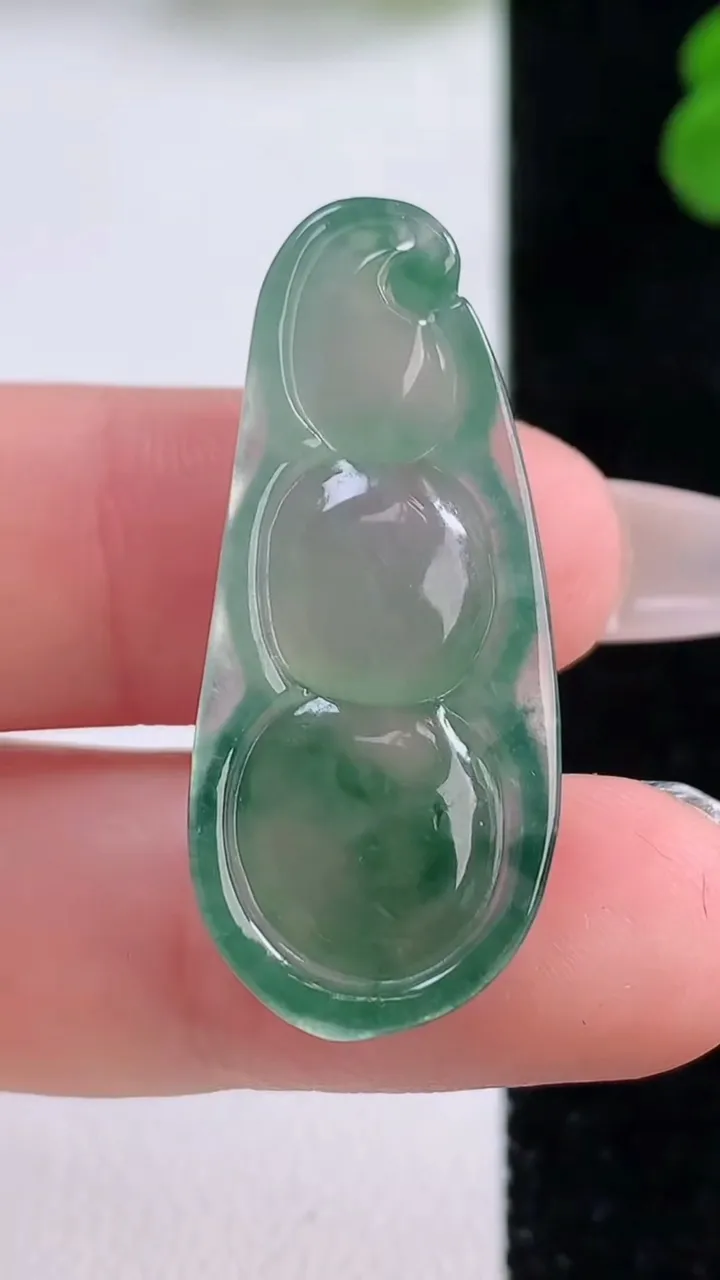 天然A货翡翠冰种飘花福豆吊坠，尺寸34.8-15.5-5.9，重量:5.34g
12月4日