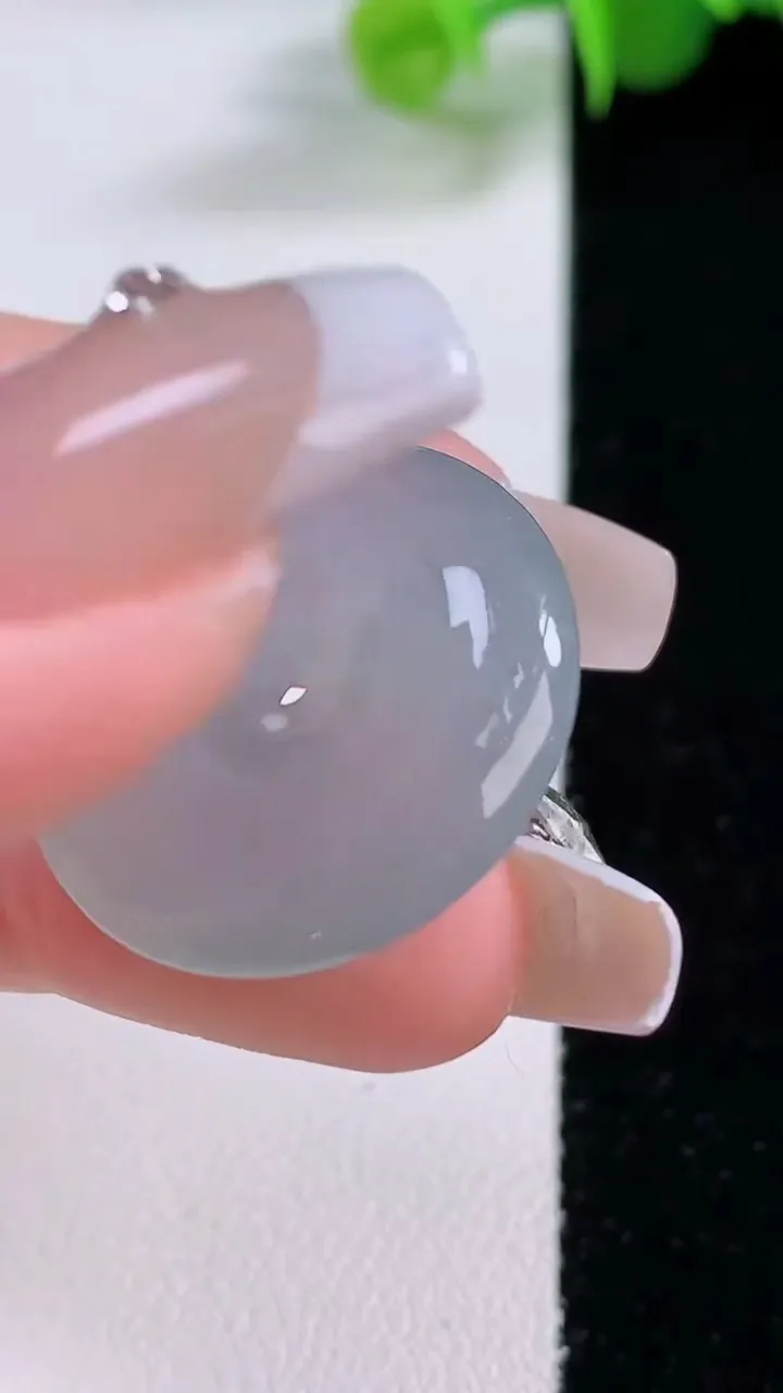 天然A货翡翠冰种飘花平安扣吊坠，尺寸23.3-6，重量:6.97g
12月4日