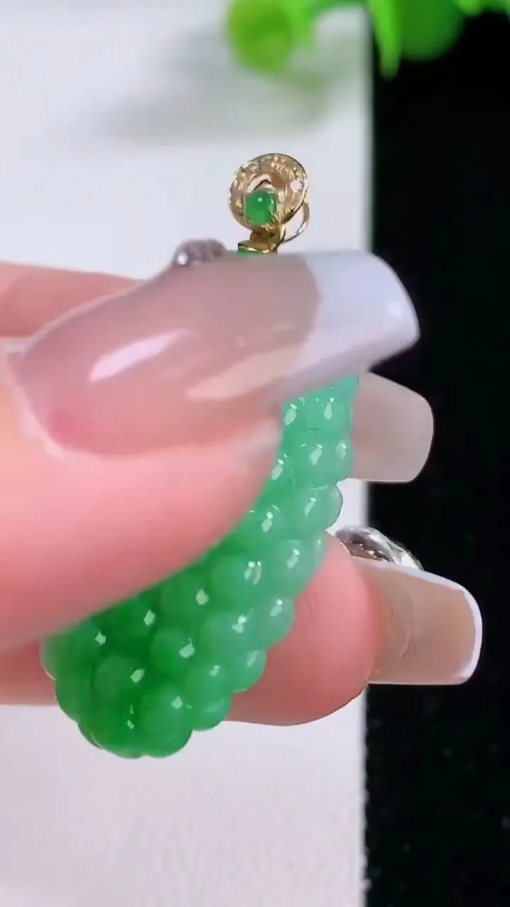 天然A货翡翠多子多福 葡萄吊坠，尺寸31.7-18.2-5.9，重量:6.86g
12月4日