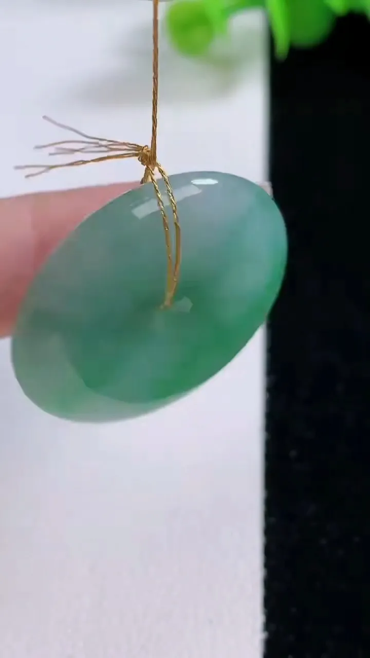 天然A货翡翠平安扣吊坠，尺寸29.6-6.5，重量:11.75g
12月4日