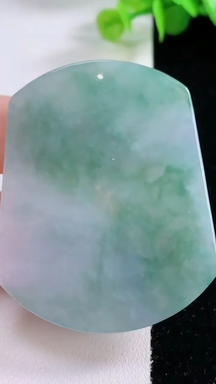 天然A货翡翠牌吊坠，尺寸53-43-5.2，重量:28.47g
12月4日