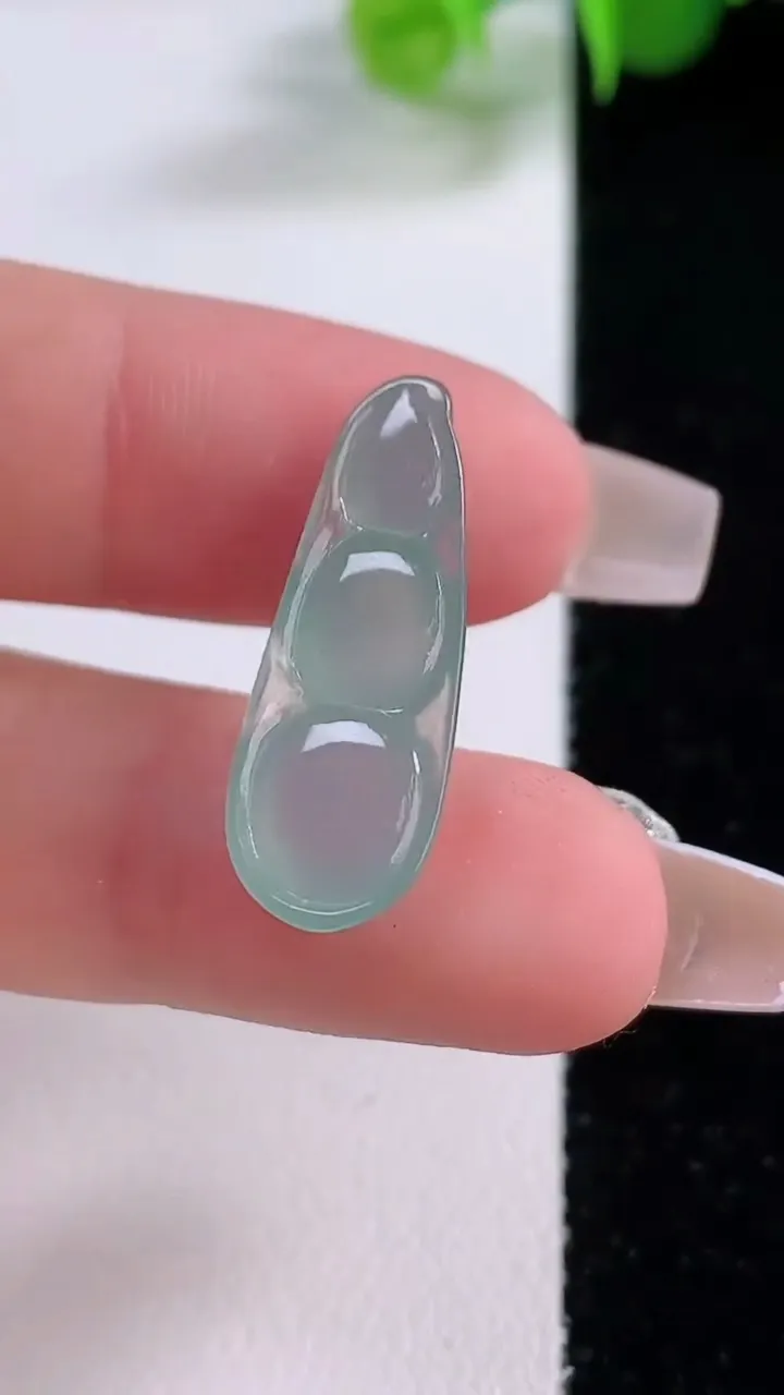 天然A货翡翠福豆吊坠，尺寸25-9-6，重量:2.35g
12月4日