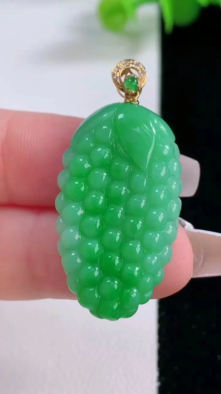 天然A货翡翠多子多福 葡萄吊坠，尺寸31.7-18.2-5.9，重量:6.86g
12月4日