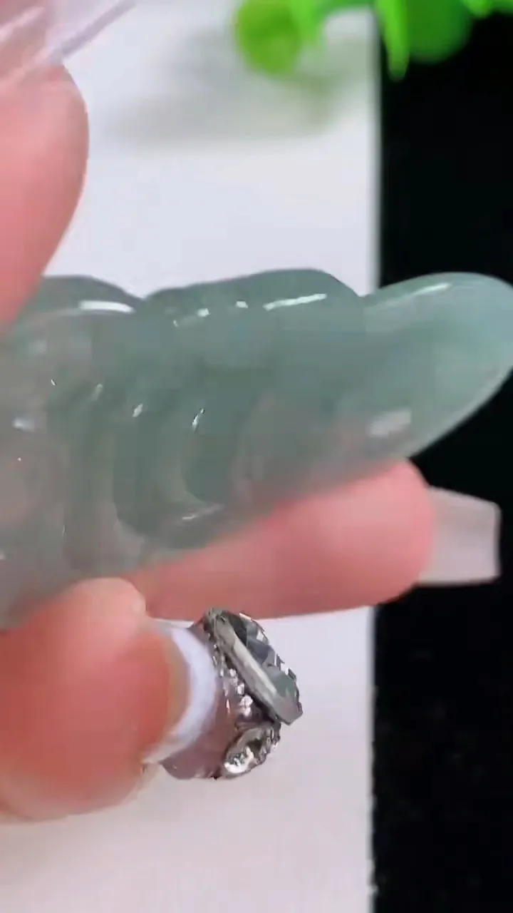 天然A货翡翠观音菩萨吊坠，尺寸48.8-26.8-5.4，重量:12.58g
12月4日