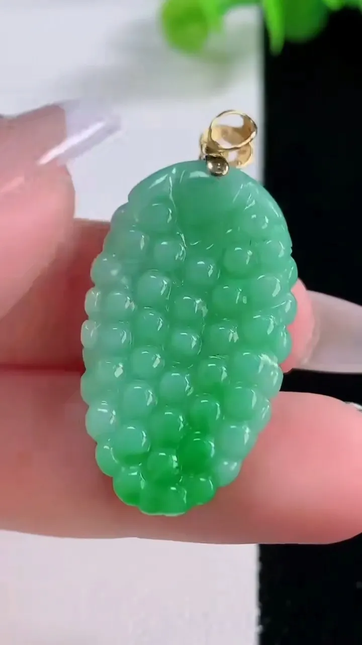 天然A货翡翠多子多福 葡萄吊坠，尺寸31.7-18.2-5.9，重量:6.86g
12月4日