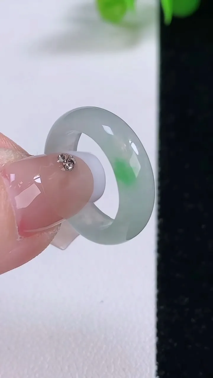 天然A货翡翠指环 戒指，尺寸15.7-5-2.2，重量:2.83g2025年12月4日
工厂直销收藏佳品,种好水足，色泽均匀，有种有色，上手高大气！