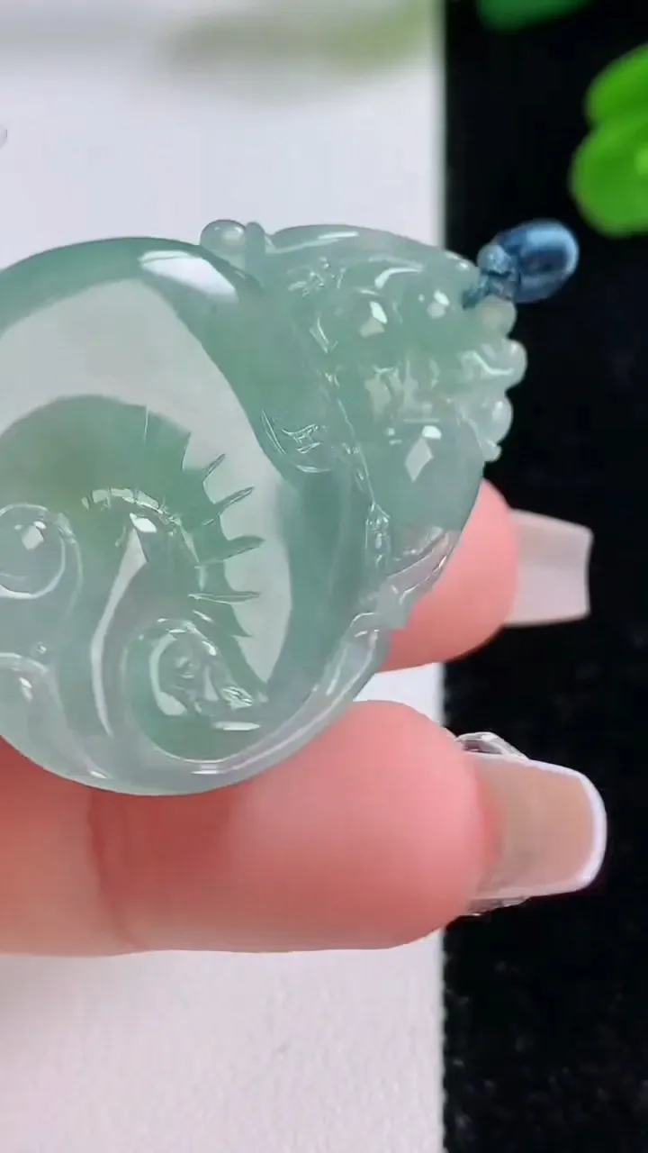 天然A货翡翠如意头吊坠，尺寸39.6-29.6-5.7，重量:12.43g
12月4日