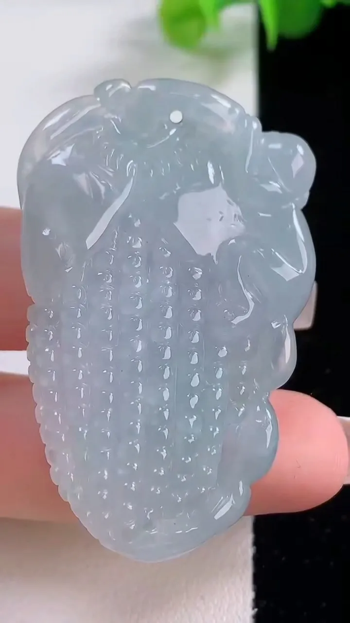 天然A货翡翠金玉满堂 玉米吊坠，尺寸49.4-30.6-10.3，重量:26.62g
12月4日