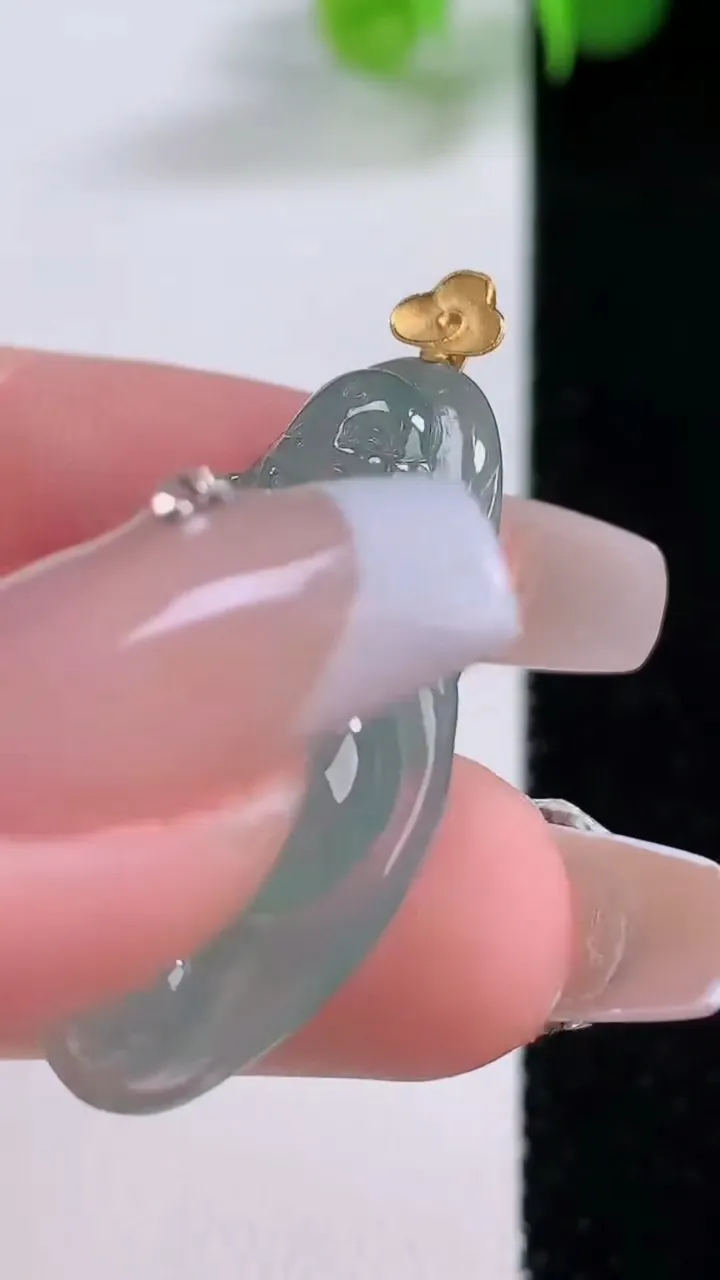 天然A货翡翠布袋佛公吊坠，尺寸31.2-17.5-7，重量:5.81g
12月4日