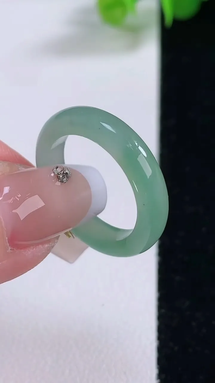 天然A货翡翠指环 戒指，尺寸17.8-4.2-2.9，重量:3.02g2025年12月4日
工厂直销收藏佳品,种好水足，色泽均匀，有种有色，上手高大气！