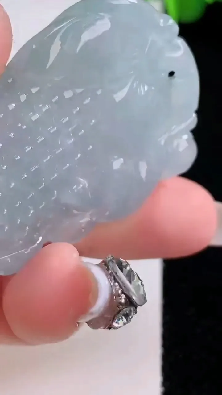 天然A货翡翠金玉满堂 玉米吊坠，尺寸49.4-30.6-10.3，重量:26.62g
12月4日