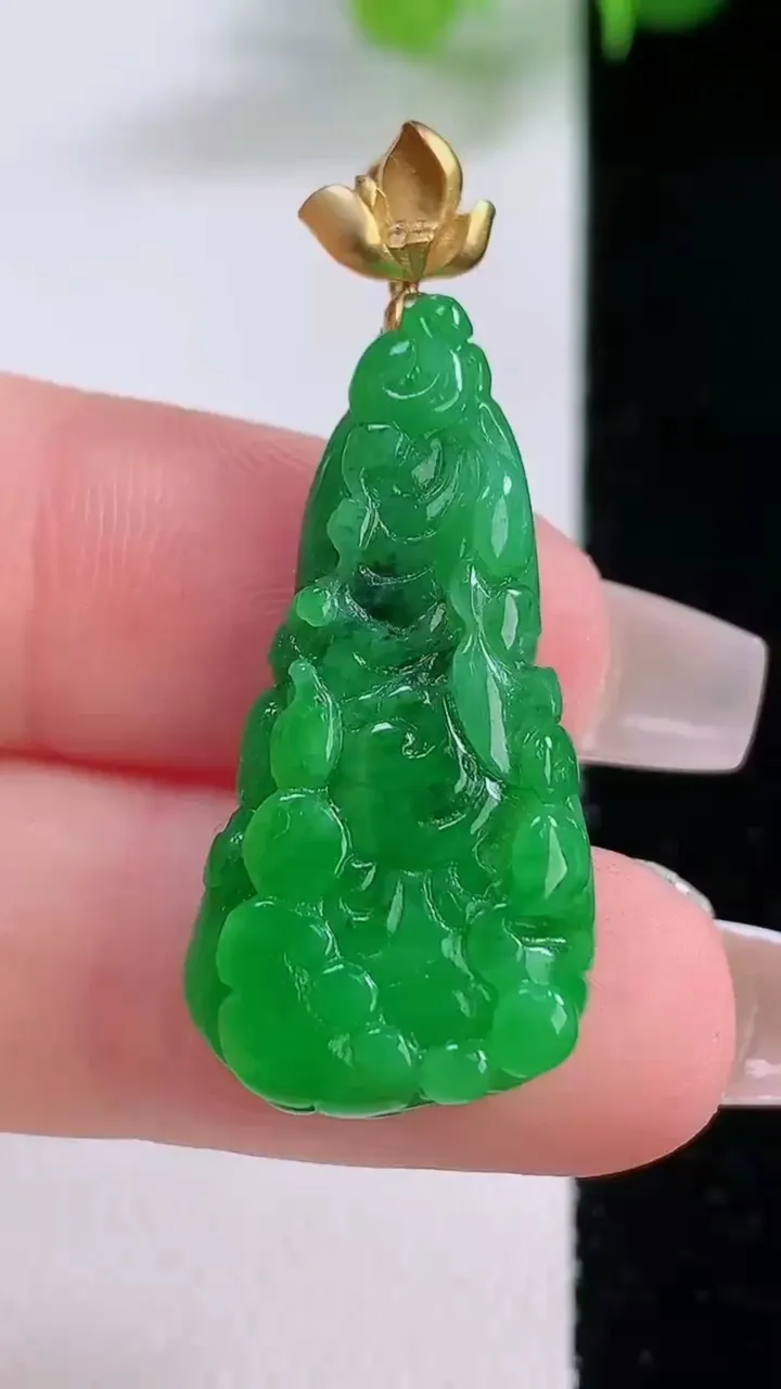 天然A货翡翠白菜吊坠，尺寸31.2-15-5.8，重量:4.58g
12月4日