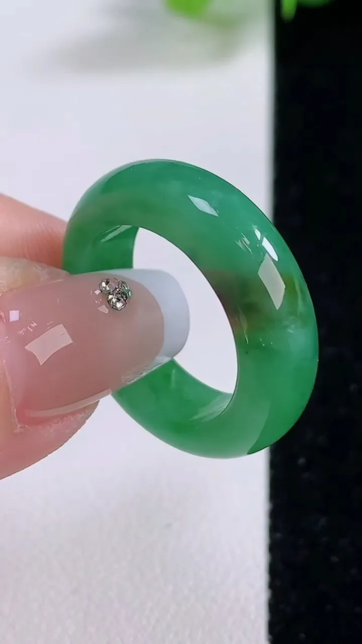 天然A货翡翠指环 戒指，尺寸18.8-6-3.9，重量:5.42g2025年12月4日
工厂直销收藏佳品,种好水足，色泽均匀，有种有色，上手高大气！