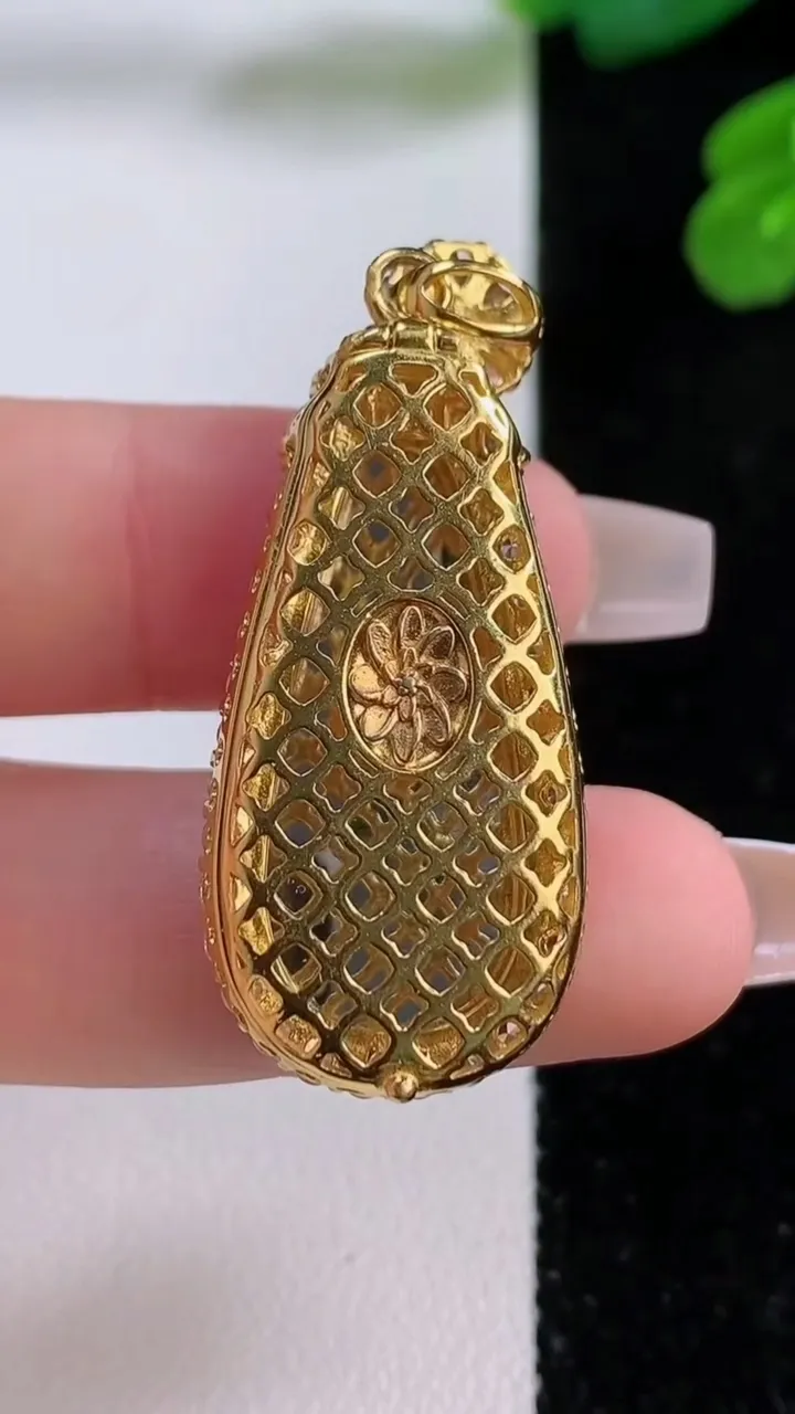 天然A货翡翠福瓜吊坠，尺寸42.8-17.4-8.5，裸石30.4-14.8重量:8.09g
12月4日