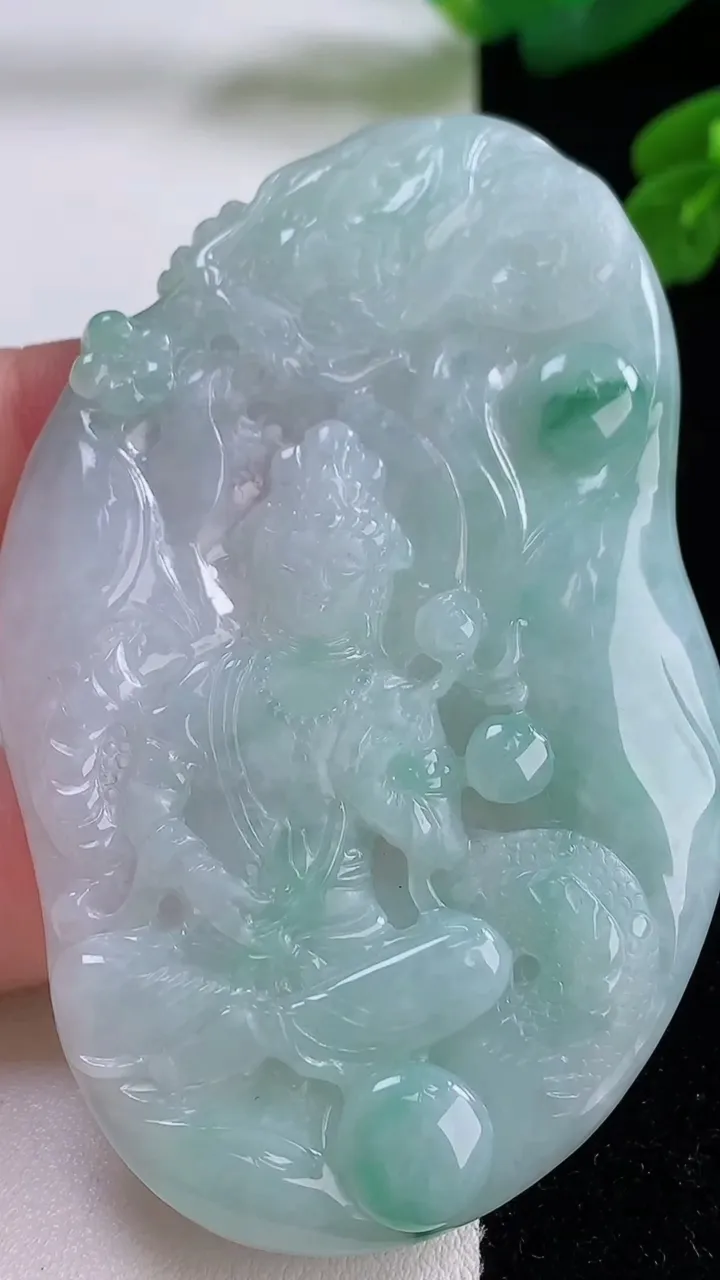 天然A货翡翠祥龙大势至菩萨吊坠，尺寸74-45.5-4.8，重量:36.90g
12月4日