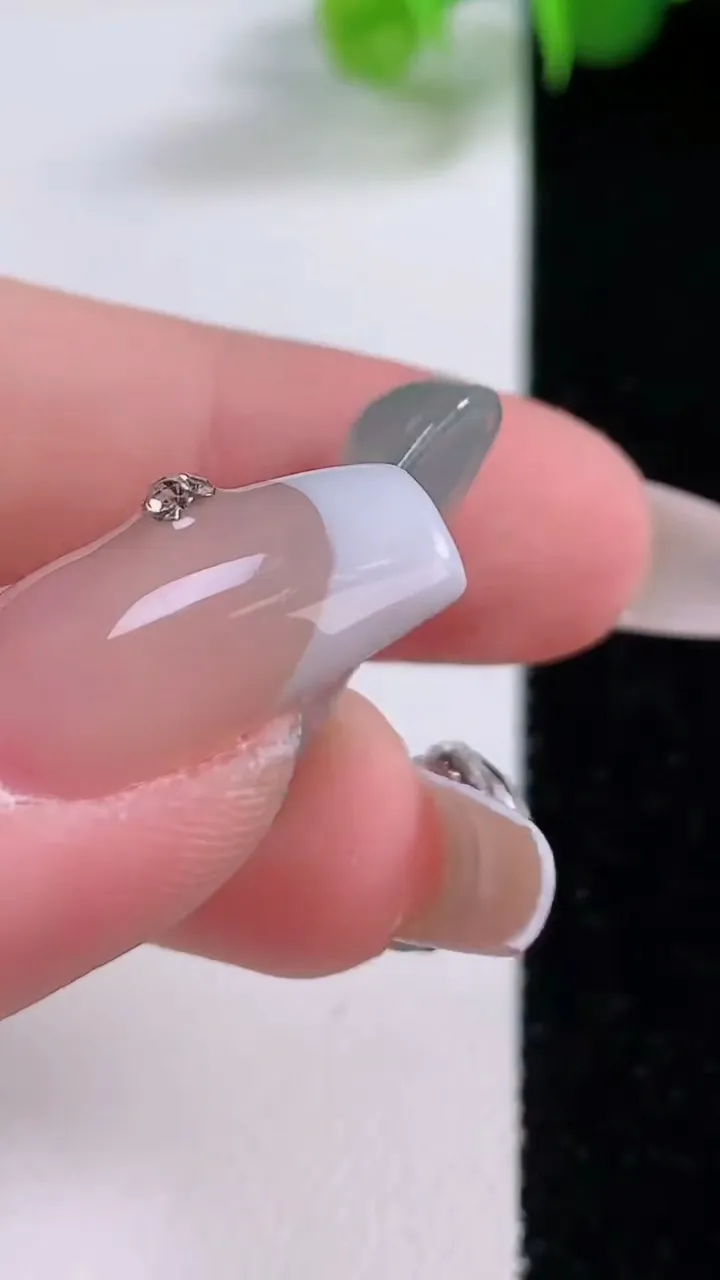 天然A货翡翠福豆吊坠，尺寸25-9-6，重量:2.35g
12月4日