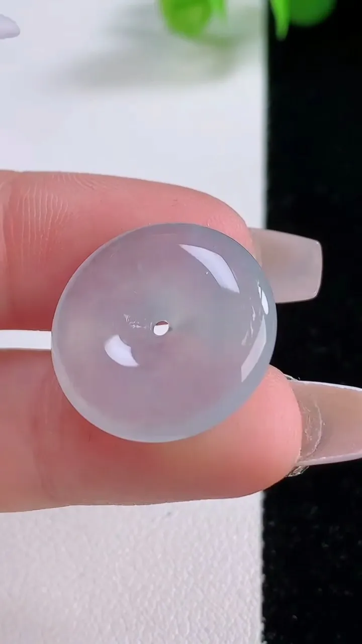 天然A货翡翠平安扣吊坠，尺寸20.4-4.3，重量:3.71g
12月4日