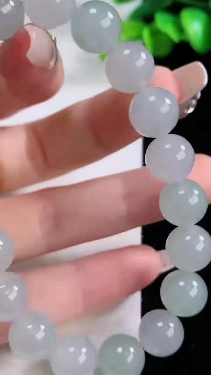 天然A货翡翠圆珠手串19颗，尺寸10.3，重量:38.04g12月4日
工厂直销收藏佳品,种好水足，色泽均匀，有种有色，上手高大气！