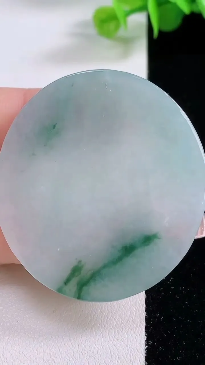 天然A货翡翠冰种飘花观音菩萨吊坠，尺寸47.6-43.7-4.7，重量:21.79g
12月4日