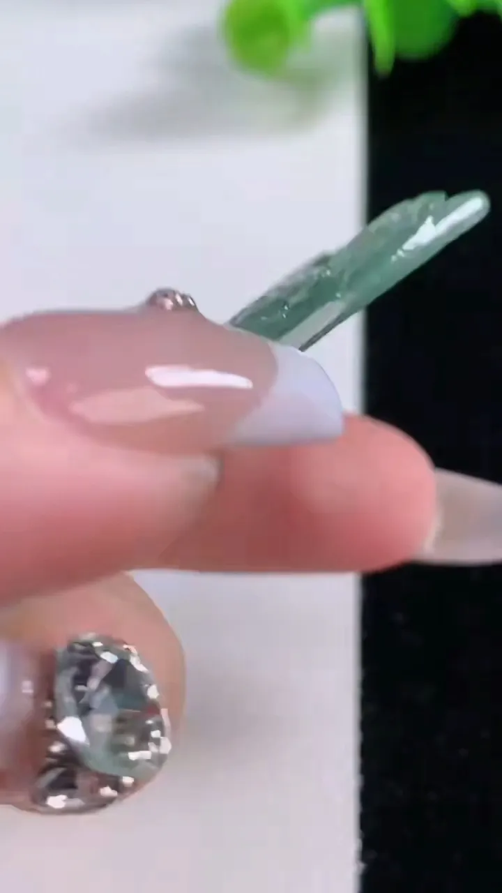 天然A货翡翠牌吊坠，尺寸60-34.6-4.3，重量:22.14g
12月4日