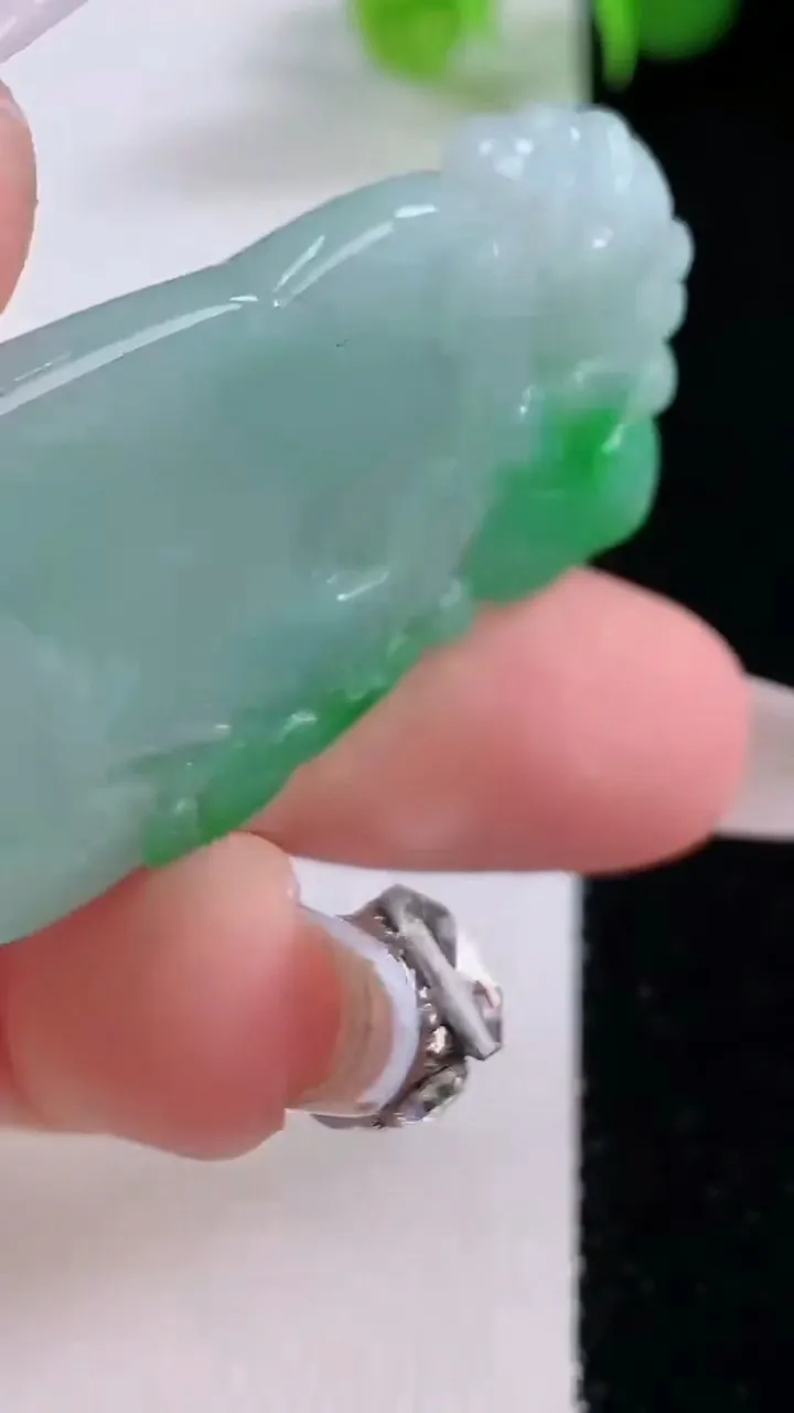 天然A货翡翠如意吊坠，尺寸43.6-25.6-6.3，重量:14.21g
12月4日