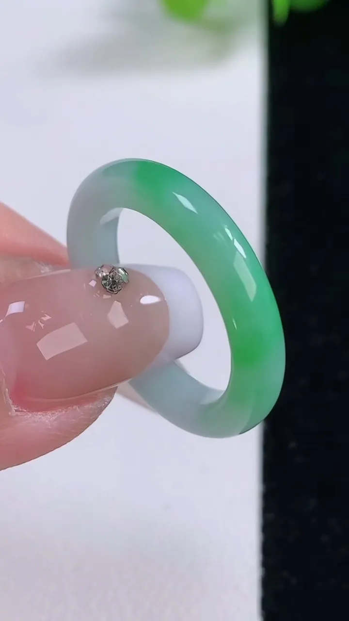 天然A货翡翠指环 戒指，尺寸17.8-3.7-2.9，重量:2.92g2025年12月4日
工厂直销收藏佳品,种好水足，色泽均匀，有种有色，上手高大气！