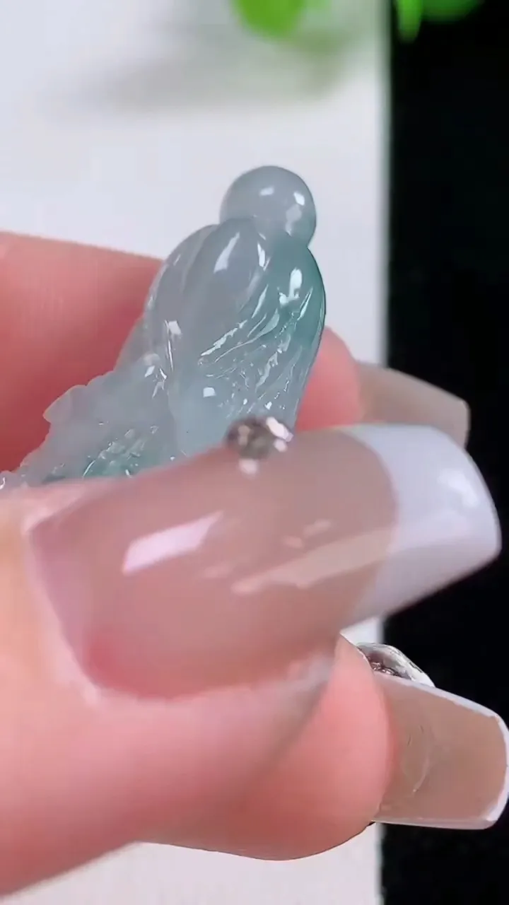 天然A货翡翠冰种飘花白菜吊坠，尺寸33-15.5-11.8，重量:7.70g
12月4日