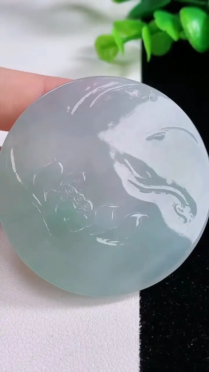 天然A货翡翠大势至观音菩萨吊坠，尺寸55.6-5.6，重量:36.99g
12月4日