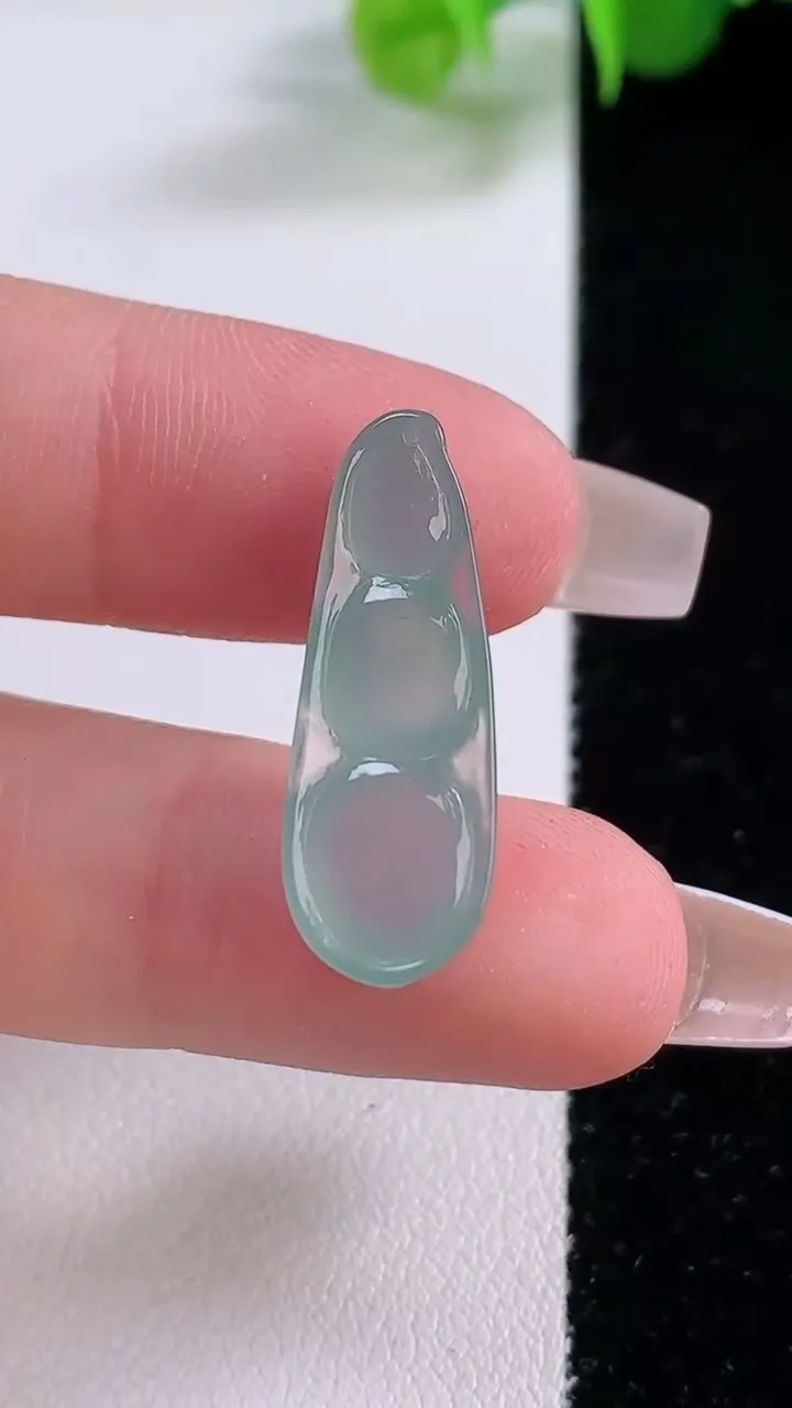 天然A货翡翠福豆吊坠，尺寸25-9-6，重量:2.35g
12月4日