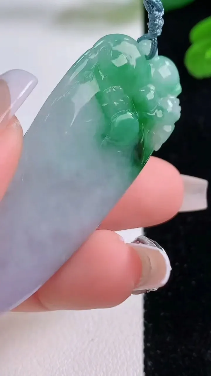 天然A货翡翠福瓜吊坠，尺寸43.8-21-6.3，重量:15.68g
12月4日