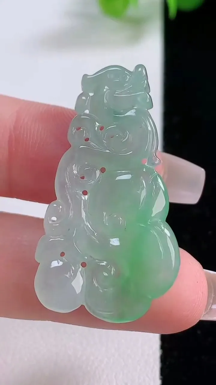 天然A货翡翠如意吊坠，尺寸37-19.3-3.5，重量:4.54g
12月4日