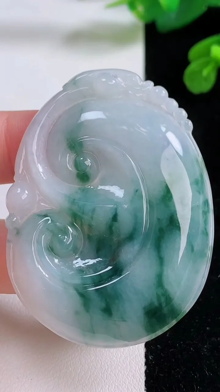 天然A货翡翠飘花如意吊坠，尺寸57-45.4-6，重量:25.93g
12月4日