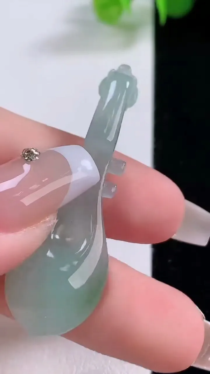 天然A货翡翠琵琶吊坠，尺寸47-15.6-5.6，重量:4.88g
12月4日