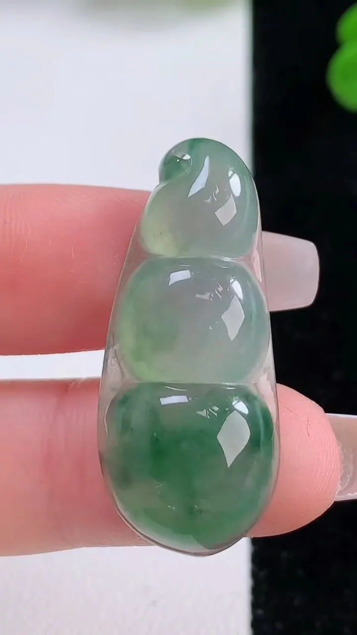 天然A货翡翠冰种飘花福豆吊坠，尺寸34.8-15.5-5.9，重量:5.34g
12月4日