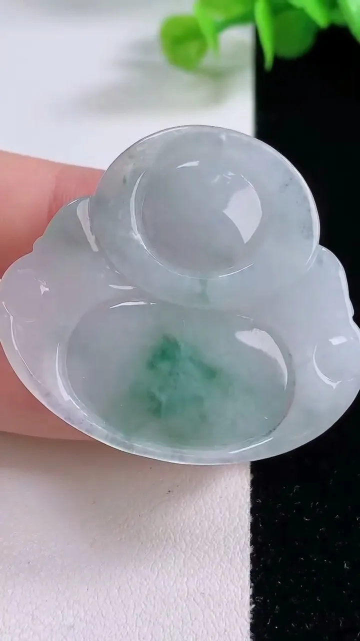 天然A货翡翠冰种飘花佛公吊坠，尺寸39.4-43.6-7.3，重量:18.58g
12月4日