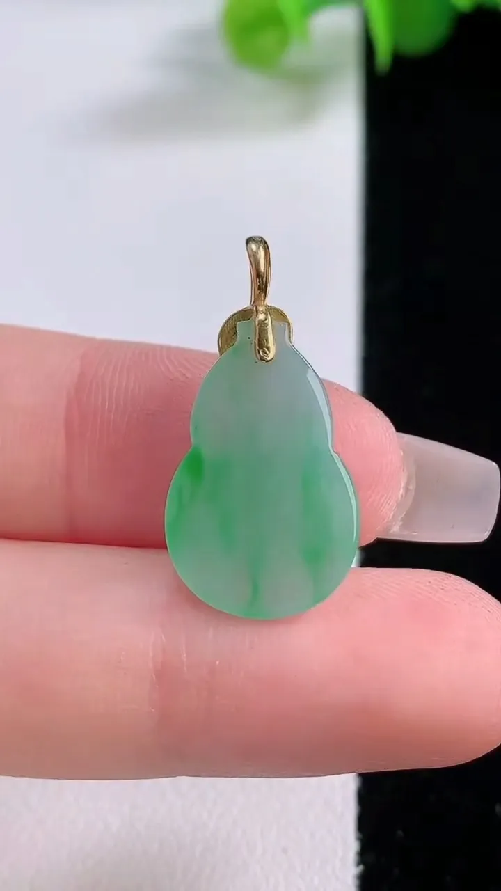 天然A货翡翠葫芦吊坠，尺寸18.7-12.6-3.2，重量:1.57g
12月4日