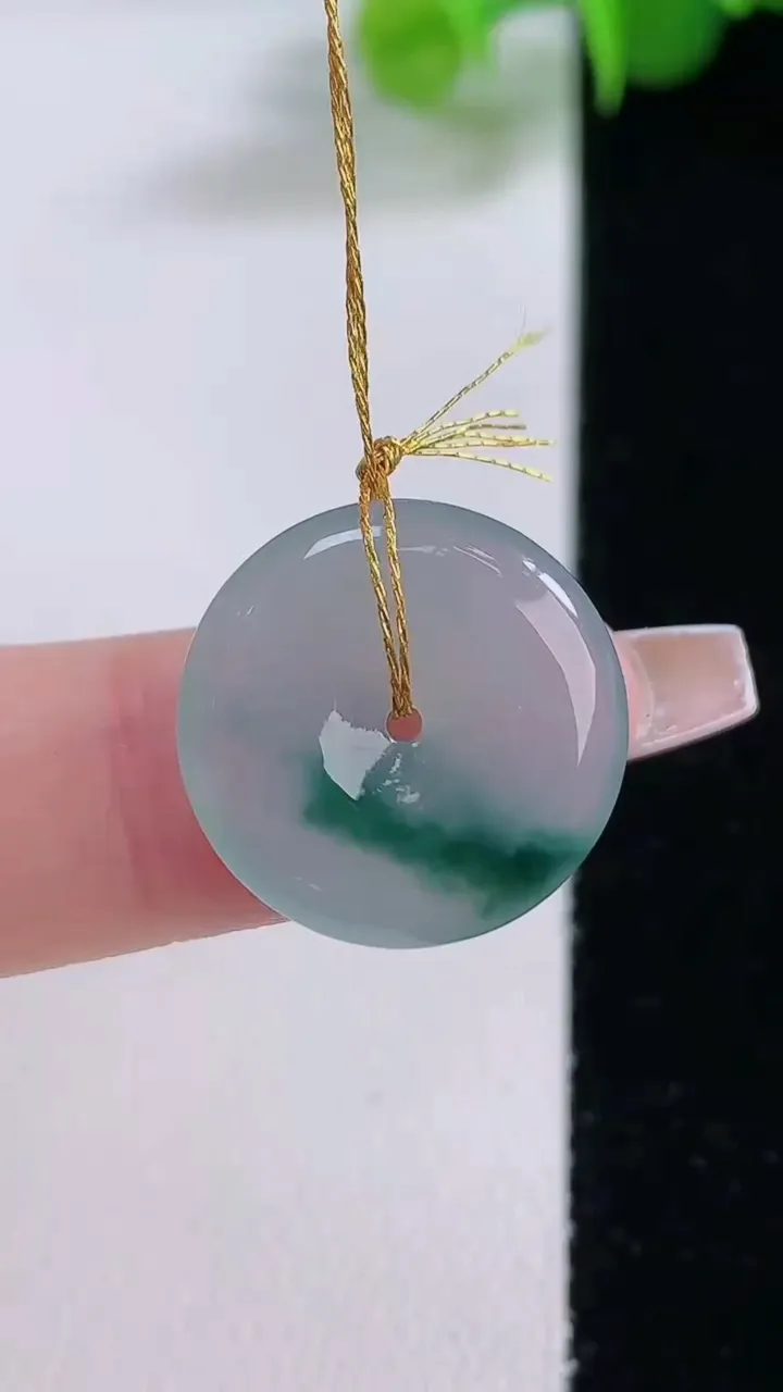 天然A货翡翠冰种飘花小平安扣吊坠，尺寸17.8-3.9，重量:2.71g
12月4日