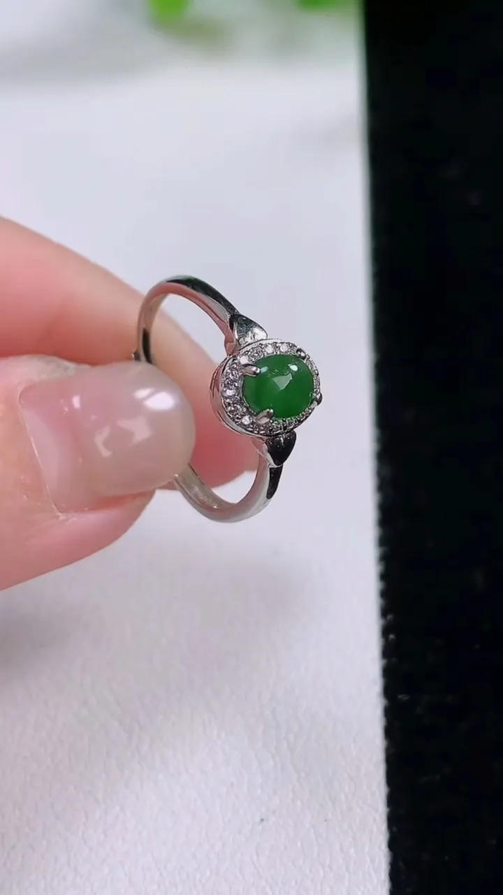 天然A货翡翠蛋面戒指，尺寸5.8-4.6，重:1.54g2025年12月4日
工厂直销收藏佳品,种好水足，色泽均匀，有种有色，上手高大气！