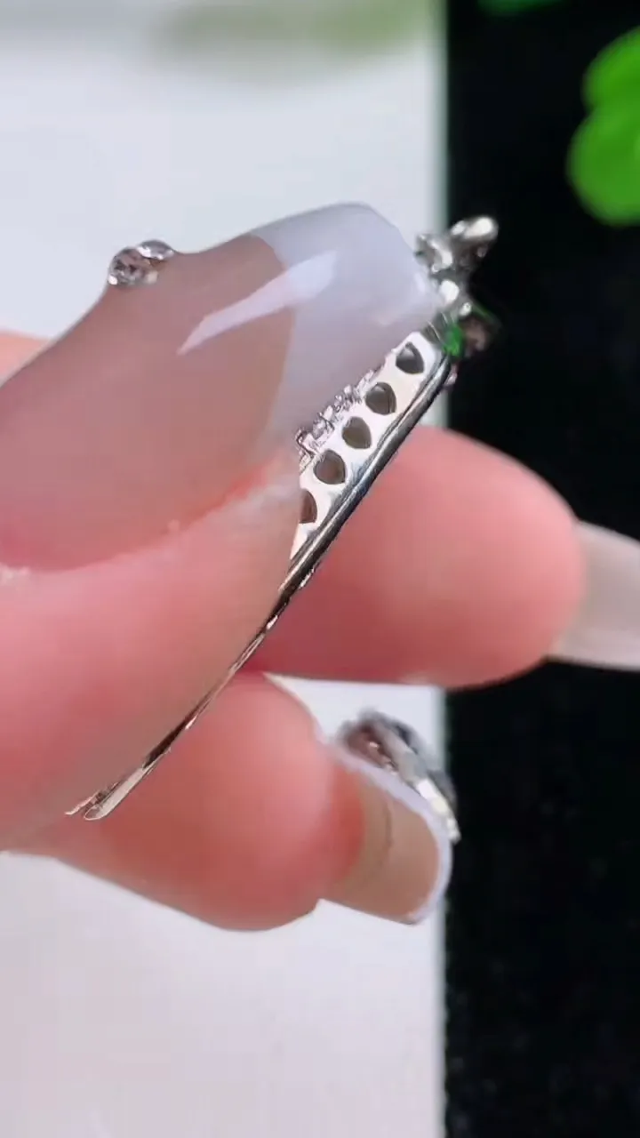 天然A货翡翠葫芦吊坠，尺寸37.3-19.2-9.2，裸石25.4-15.3重量:7.84g
12月4日