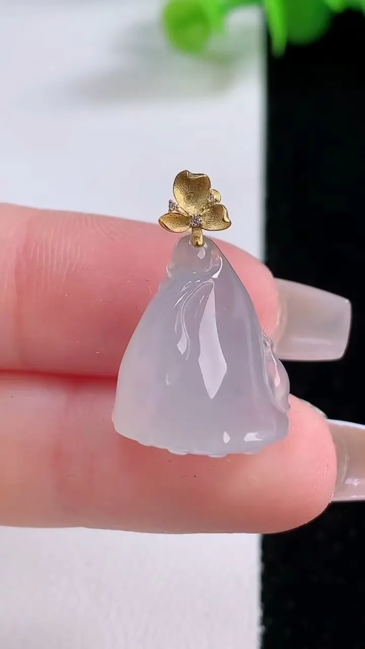 天然A货翡翠种白冰莲蓬吊坠，尺寸18-15.2-8.8，重量:3.74g
12月4日