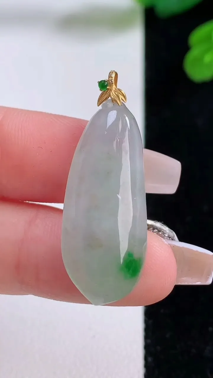 天然A货翡翠福瓜吊坠，尺寸29.9-12.5-5.8，重量:4.94g
12月4日