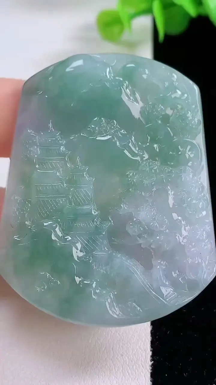 天然A货翡翠牌吊坠，尺寸53-43-5.2，重量:28.47g
12月4日