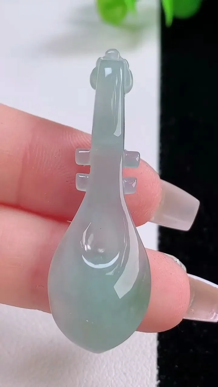 天然A货翡翠琵琶吊坠，尺寸47-15.6-5.6，重量:4.88g
12月4日